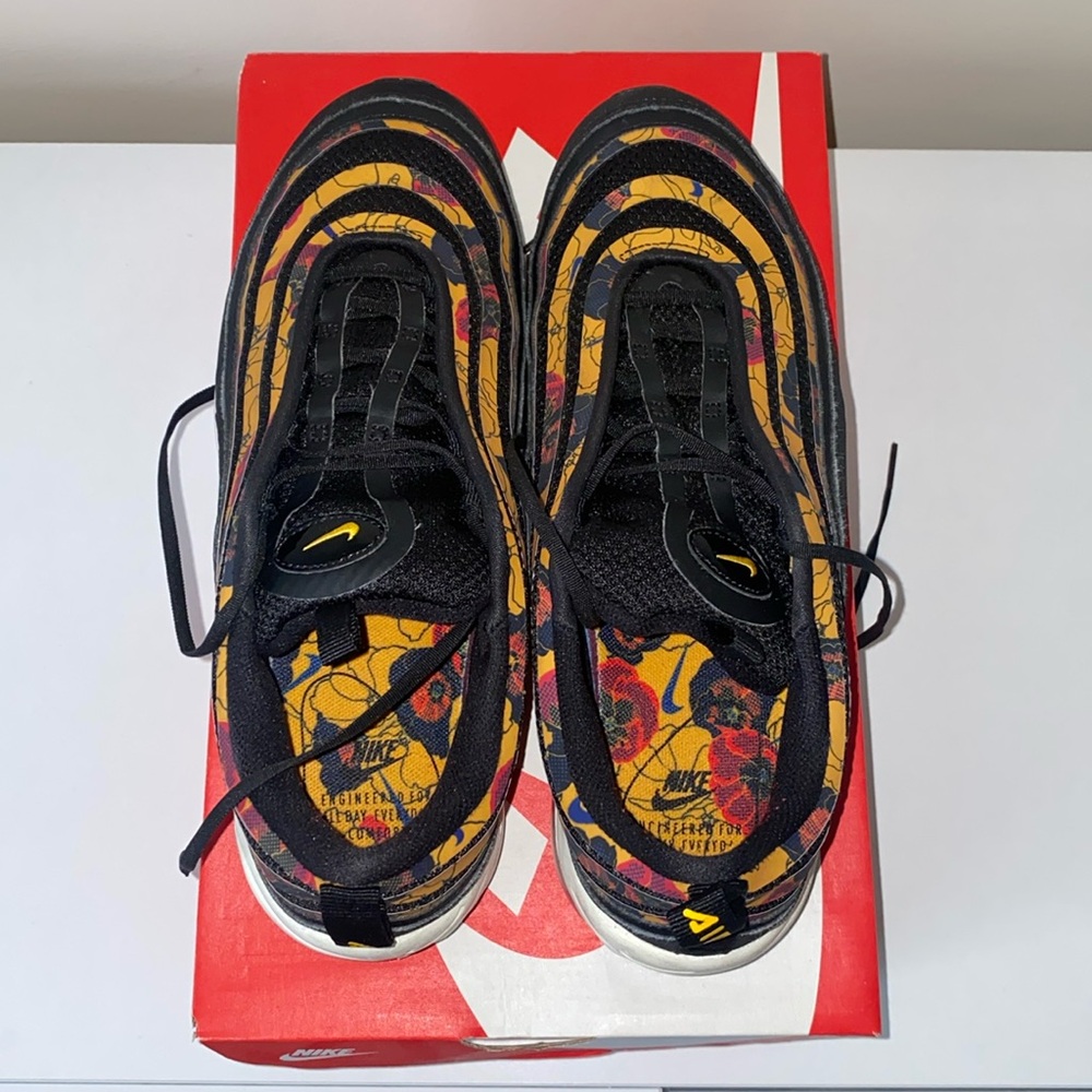***WOMENS AIR MAX 97 SE SZ: 8.5***